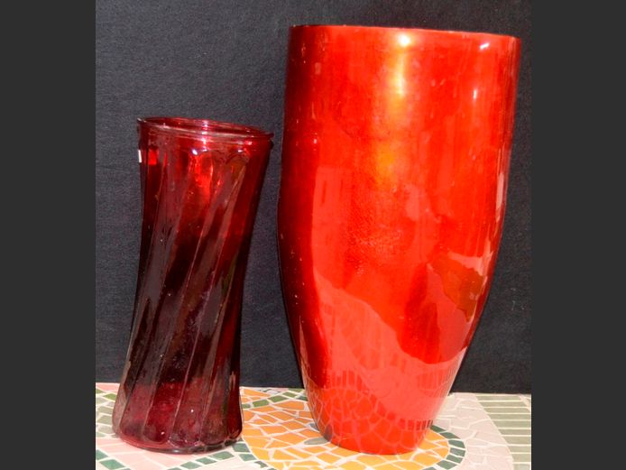LARGE RED VASE & A GLASS VASE, 21cm Diameter x 39.5cm High & 12.5cm Diameter x 30cm High