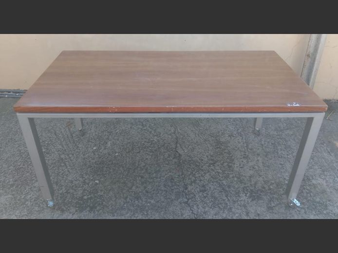 CHERRY FINISH TOP & METAL 6-SEATER TABLE ON CASTORS, 150 x 75 x 72cm