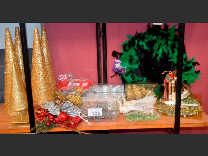 LOT: CHRISTMAS DECORATIONS