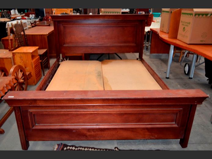 MAHOGANY QUEEN SIZE BED [No mattress]