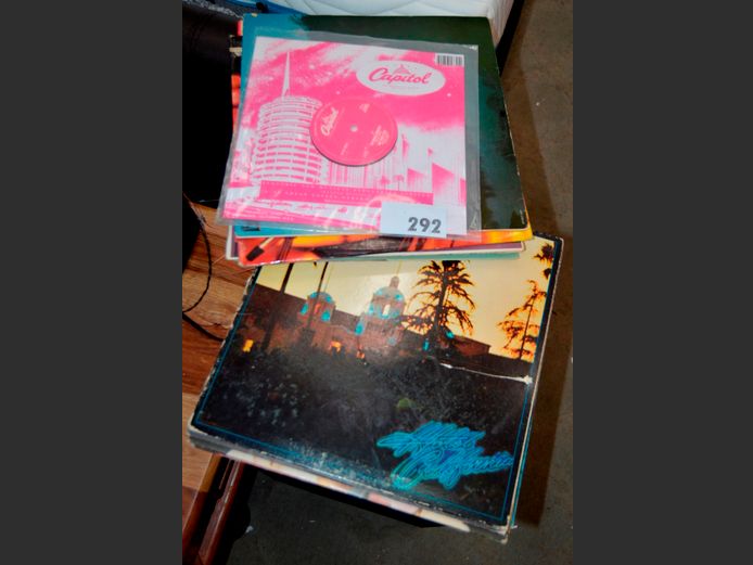 COLLECTION LP RECORDS: BARRY MANILOW, JIM REEVES, PAT BOONE, etc