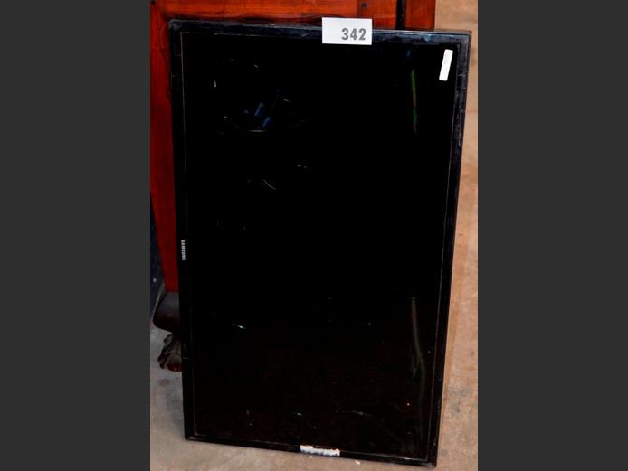 SAMSUNG 32" LED TV [Switches on, untested further, screen cracked] [#: CP607076MS] ### LICENCE PLEASE ###