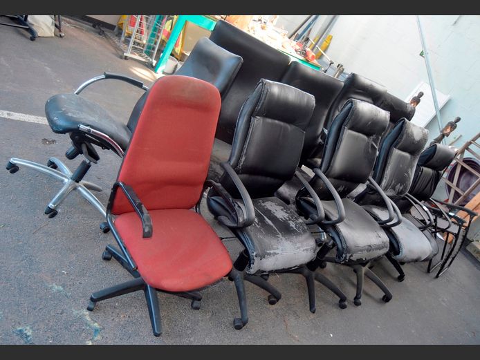 LOT: 10 x VARIOUS SWIVEL OFFICE CHAIRS [Damaged & peeling]