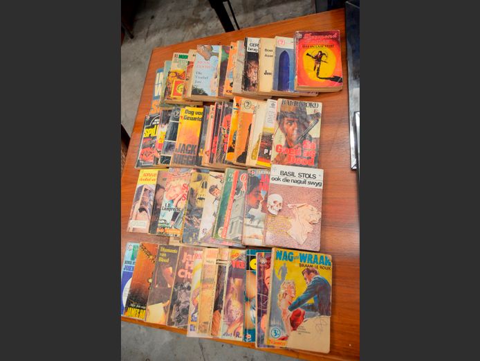 ASSORTED VINTAGE PAPERBACK NOVELS