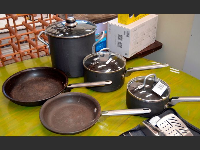 SET OF 3 CALPHALON NON-STICK POTS WITH LIDS & FRYING PANS