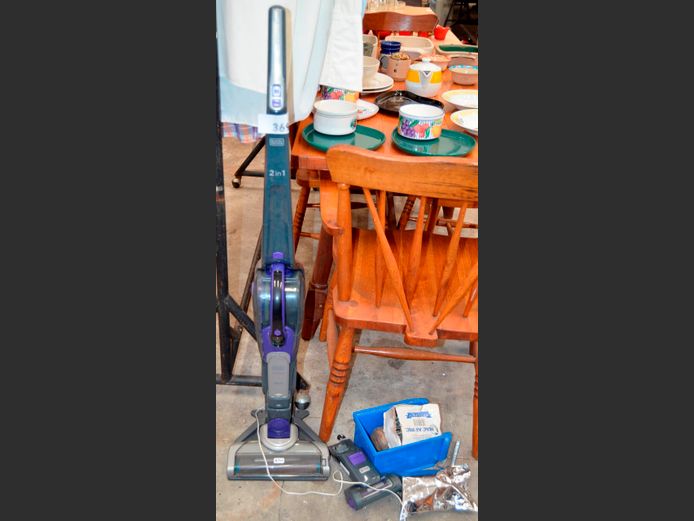 BLACK & DECKER 2-IN-1 PET FRIENDLY CORDLESS VACUUM CLEANER [Battery faulty]
