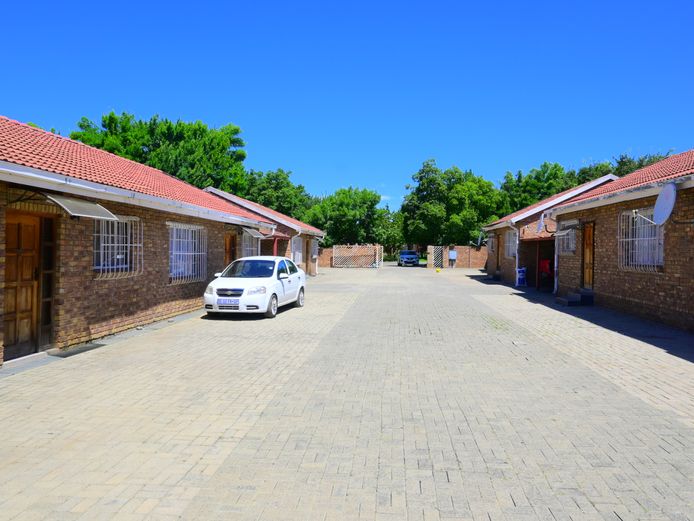 RESIDENTIAL COMPLEX • 8 x UNITS • URGENT DISPOSAL • FULLY LET •PREPAID POWER • PARKING • LOW MAINTENANCE