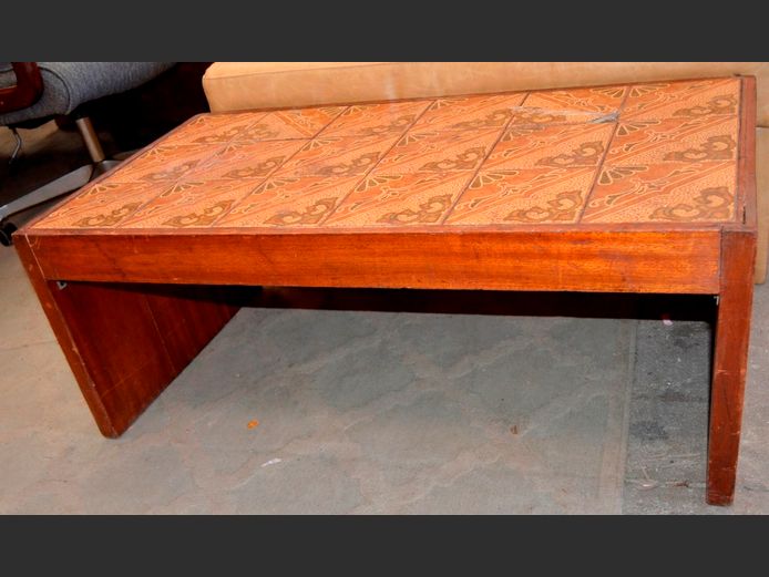 MERANTI COFFEE TABLE WITH TILED TOP, 95 x 49 x 36cm [Chipped tile to 1 corner]