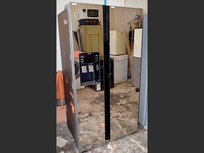 SAMSUNG MIRROR FRONT SIDE-BY-SIDE FRIDGE FREEZER WITH WATER & ICE DISPENSER [Getting cold]