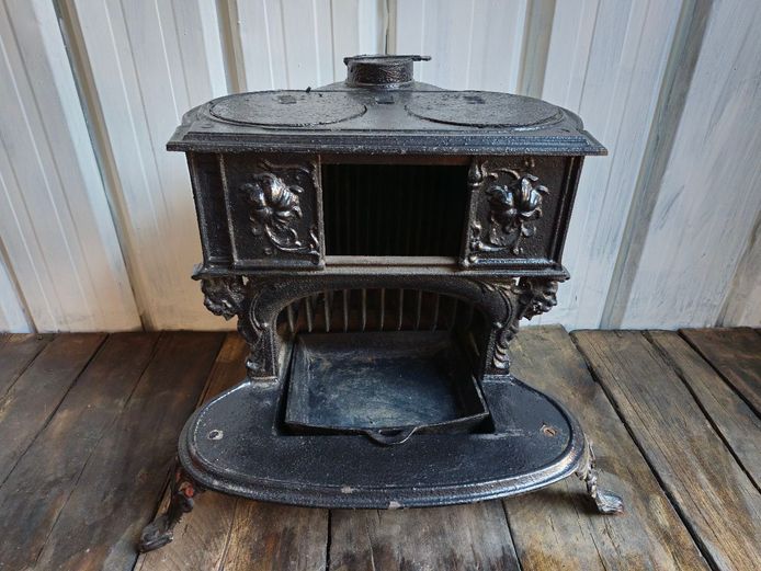 Victorian Style Queen Anne Cast Iron Coal Stove