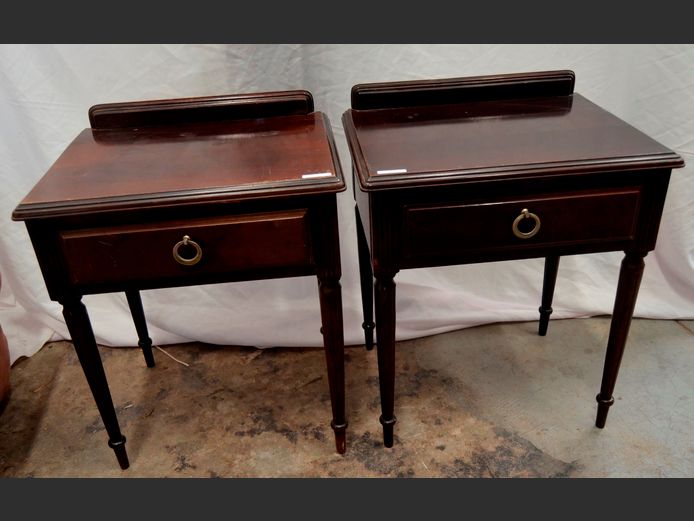 PAIR MAHOGANY SINGLE DRAWER BEDSIDE PEDESTALS ON REEDED LEGS, 54 x 41 x 66cm [Scratched]