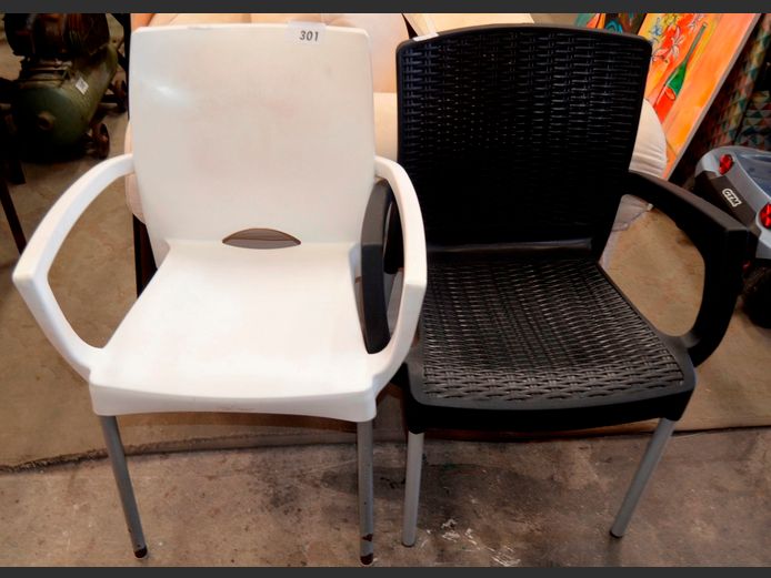 LOT: 2 x BLACK & WHITE PLASTIC CHAIRS