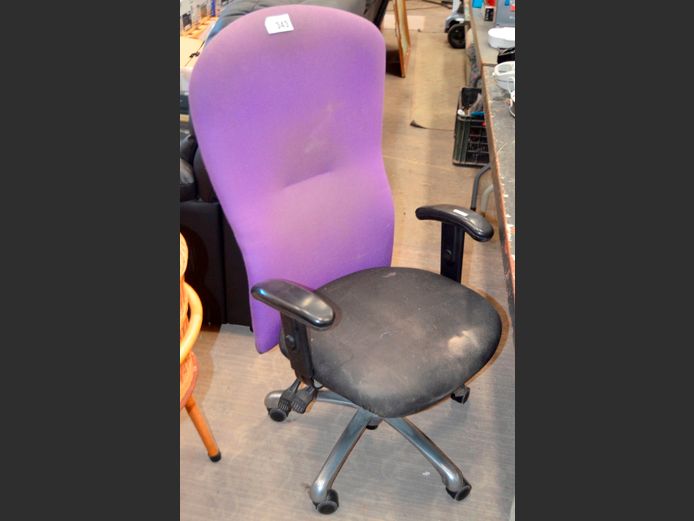 SWIVEL OFFICE CHAIR [Needs a clean]