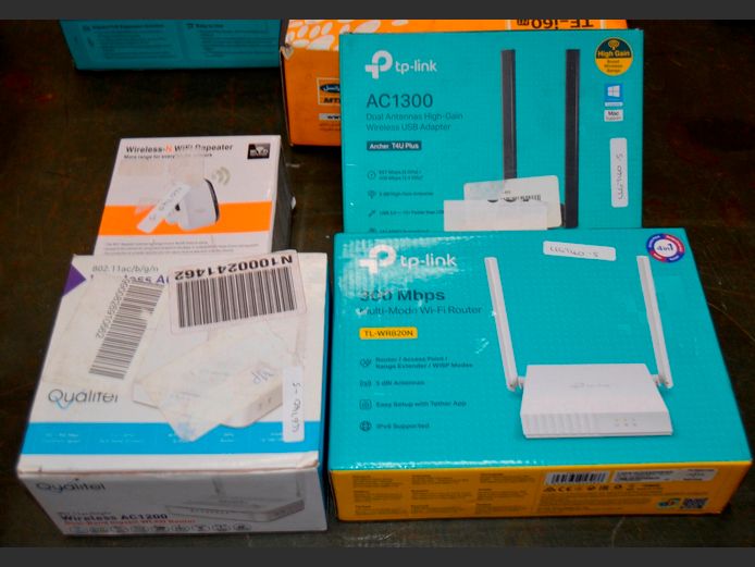 LOT: 2 x TP LINK ROUTERS, RANGE EXTENDER & AN AC 1200 ROUTER [Untested]