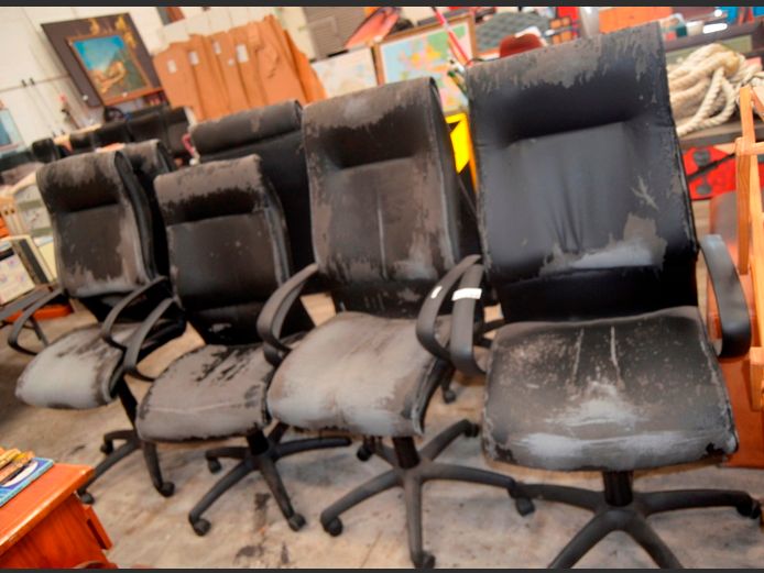 LOT OF 8: BLACK LEATHER TOUCH SWIVEL OFFICE CHAIRS [Peeling]