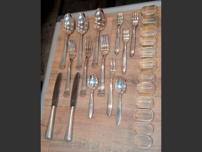 ELWEE SILVER PLATE KNIVES, FORKS, SPOONS, NAPKIN RINGS & NAPKIN RINGS