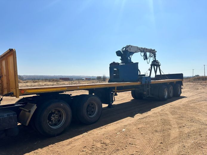 2000 Tri-axle Basset Brick Trailer + Hiab 1400 crane + grab