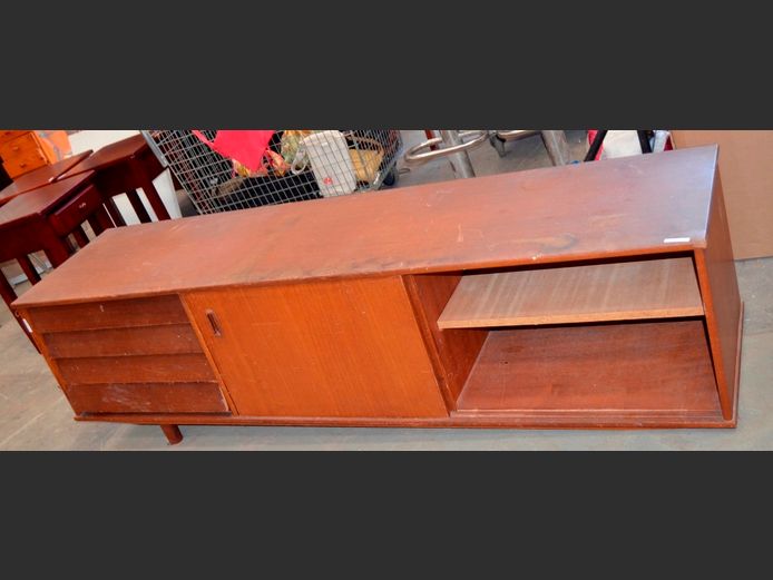 SAPELE MAHOGANY 4-DRAWER, SLIDING DOOR TV STAND, 190 x 46 x 56cm [Legs needed for 1 side, restoration required]