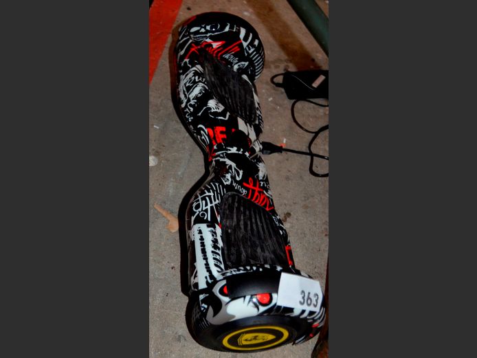 6.5" HOVERBOARD WITH CHARGER [Switches on]