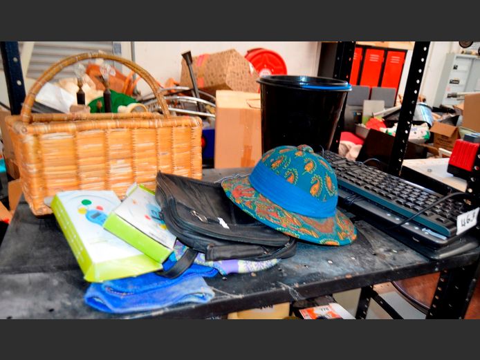 LOT: HANDBAGS, WICKER BASKETS, COMPUTER KEYBOARDS, etc [Untested] [34,38]