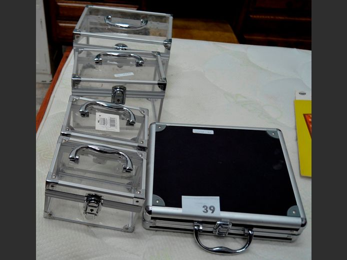 LOT: ALUMINIUM & PLASTIC CASES