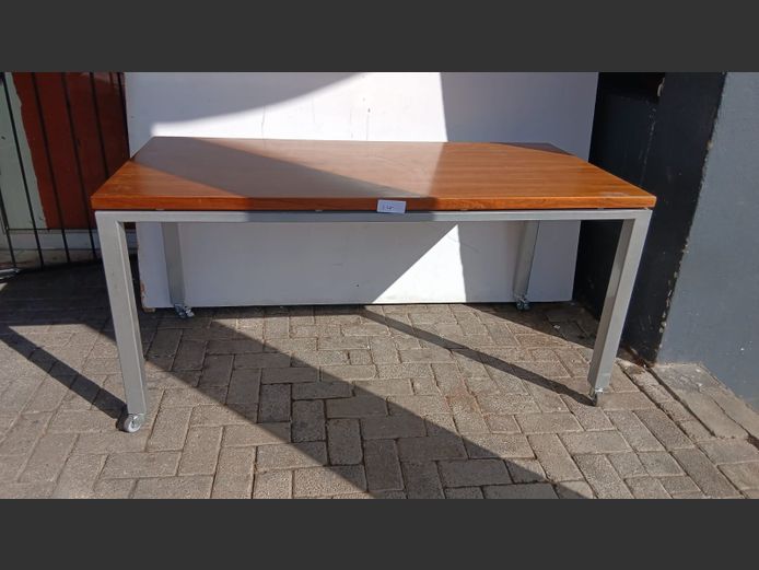 Table on castors