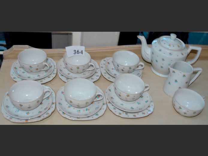 WHITE FLORAL 22-PIECE PART TEA SET [Milk jug repaired]