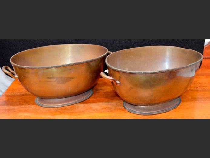 PAIR ANTIQUE HEAVY BRASS OVAL TWIN HANDLED BOWLS, 35 x 25 x 17cm
