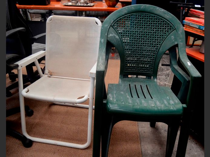 LOT: 2 x GREEN PLASTIC PATIO CHAIRS & A FOLDING BEACH CHAIR