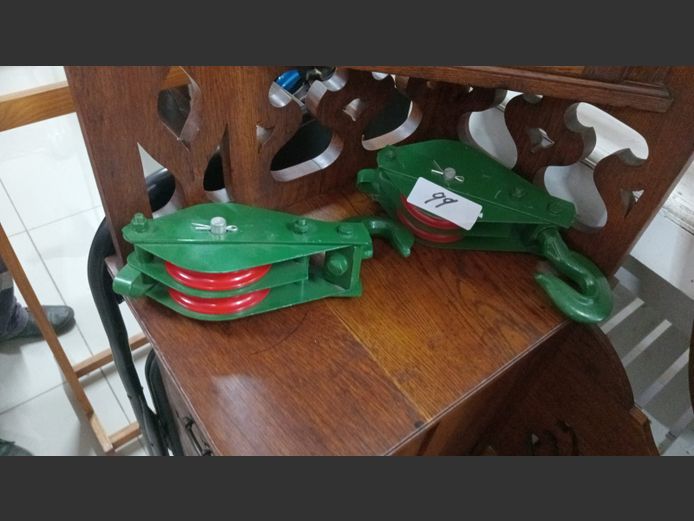 Pully hooks
