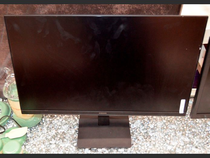 SAMSUNG 22" MONITOR [Switches on, lines on screen]