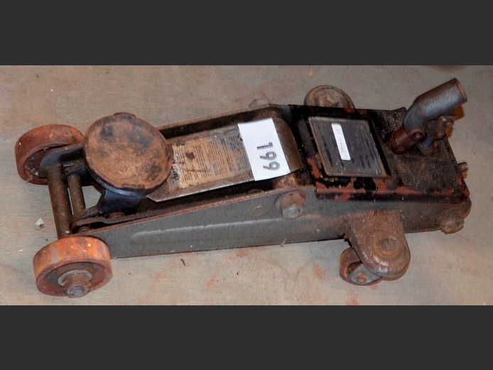 HYDRAULIC CAR JACK [Rusty]