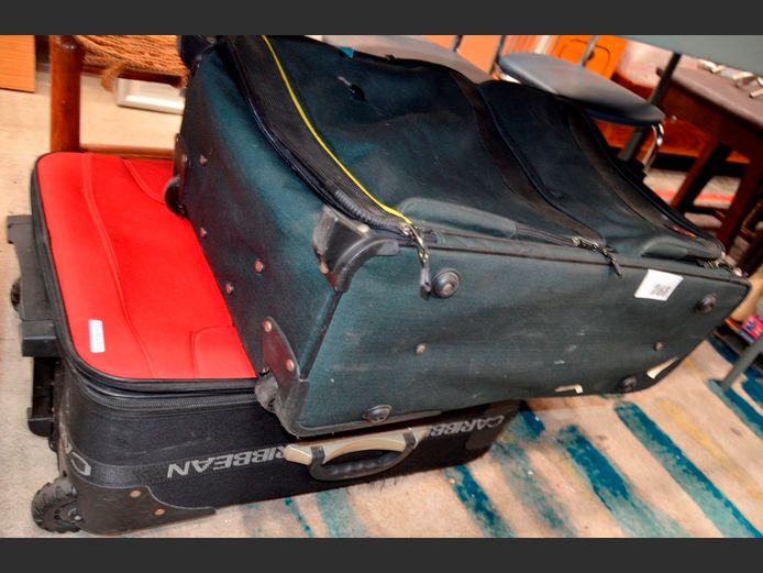 LOT: 2 x GREEN SUITCASES [Hole in 1 suitcase]