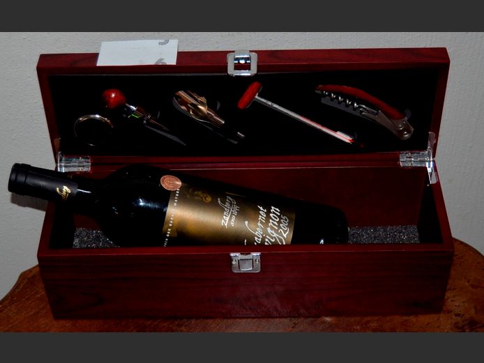 ZANDBERG 2005 CABERNET SAUVIGNON WITH BAR ACCESSORIES IN PRESENTATION BOX [Condition of contents unknown]