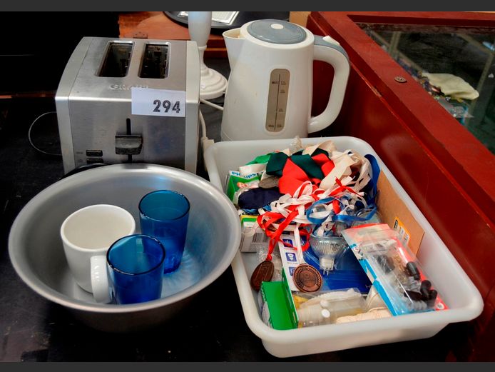 GRAEE STAINLESS STEEL 2-SLICE TOASTER, SALTON KETTLE, etc [Switch on, untested further]