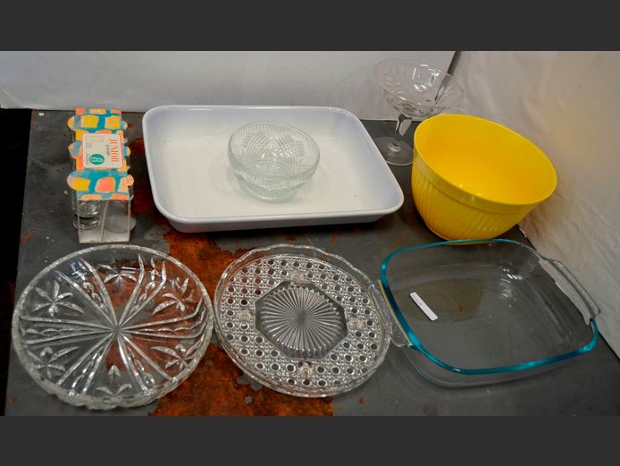 LARGE WHITE CERAMIC OVEN DISH, PYREX DISH, etc