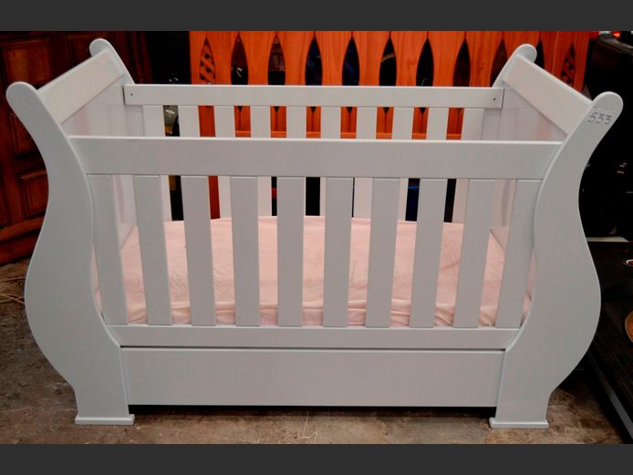WHITE COT WITH MATTRESS, 150 x 74 x 102cm