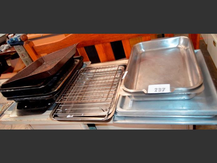 STAINLESS STEEL OVEN TRAYS, ROASTING PANS, etc
