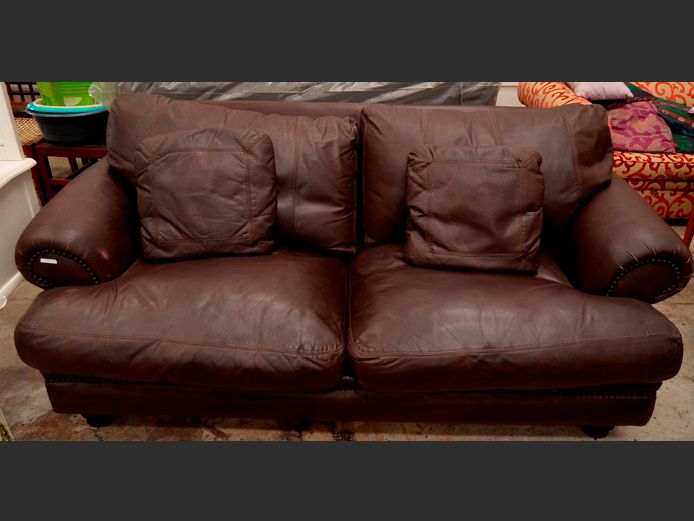 BROWN LEATHER 2-SEATER COUCH WITH STUD DETAIL, 200 x 110cm