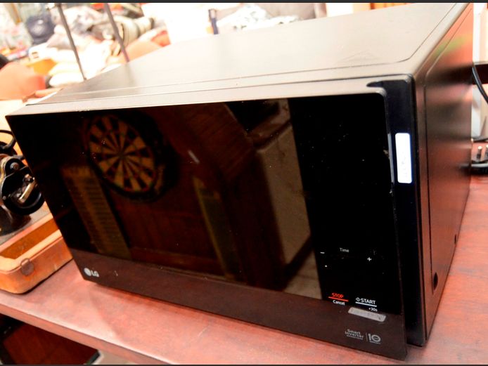 LG BLACK ELECTRONIC MICROWAVE [Switches on]