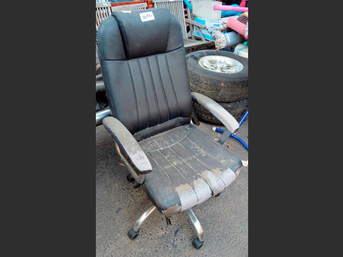 BLACK LEATHER TOUCH SWIVEL OFFICE CHAIR [Peeling]