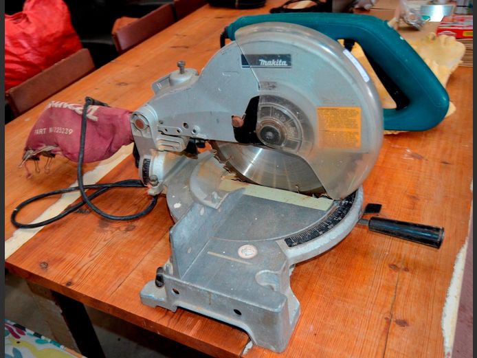 MAKITA MITRE SAW [Switches on]