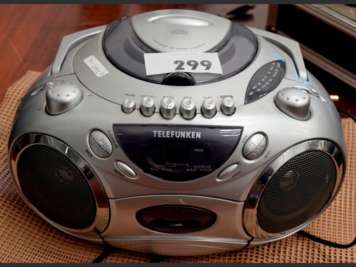 TELEFUNKEN PORTABLE RADIO [Switches on, untested further]