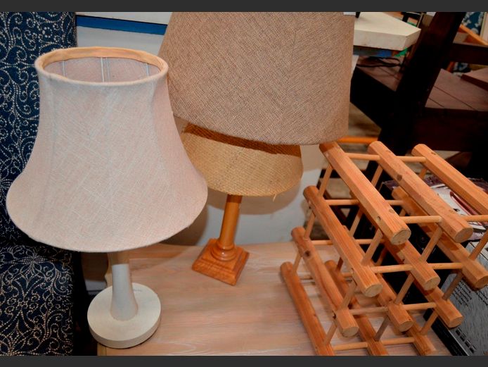 LOT: 2 x WOODEN BEDSIDE LAMPS & A PINE WINE RACK