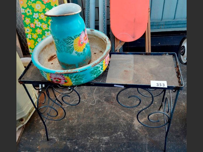 METAL PLANT STAND, 81 x 26 x 56cm, & A VINTAGE ENAMEL BASIN WITH JUG