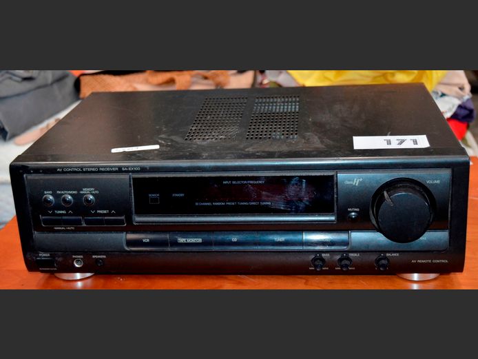 CLASS H PLUS AV CONTROL STEREO RECEIVER [Switches on]