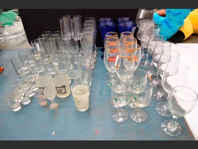 LARGE LOT: ASSORTED DRINKING GLASSES