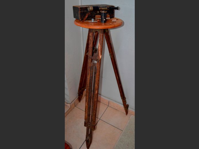 ANTIQUE SURVEYOR'S TELESCOPE ON TRIPOD