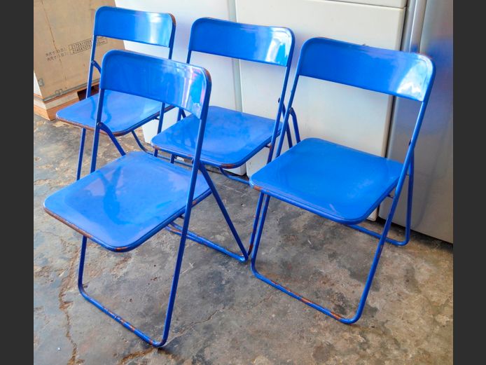 SET OF 4 BLUE PLASTIC & METAL FOLDING CHAIRS [Rusty]