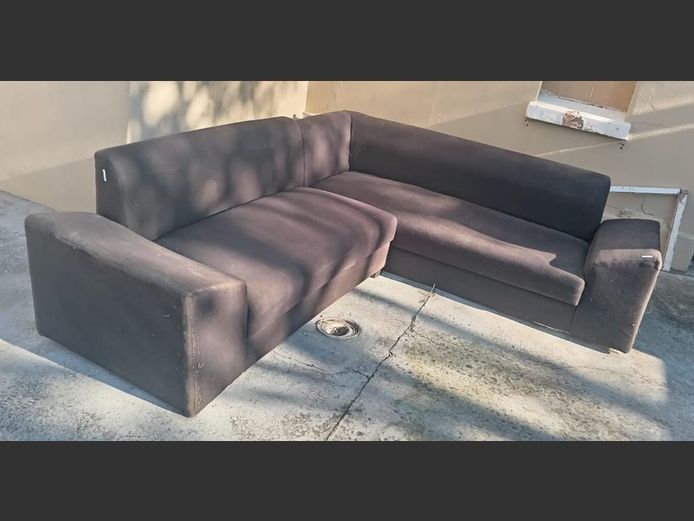  BLACK UPHOLSTERED L-SHAPED LOUNGE SUITE [1 side sunken, needs a clean]